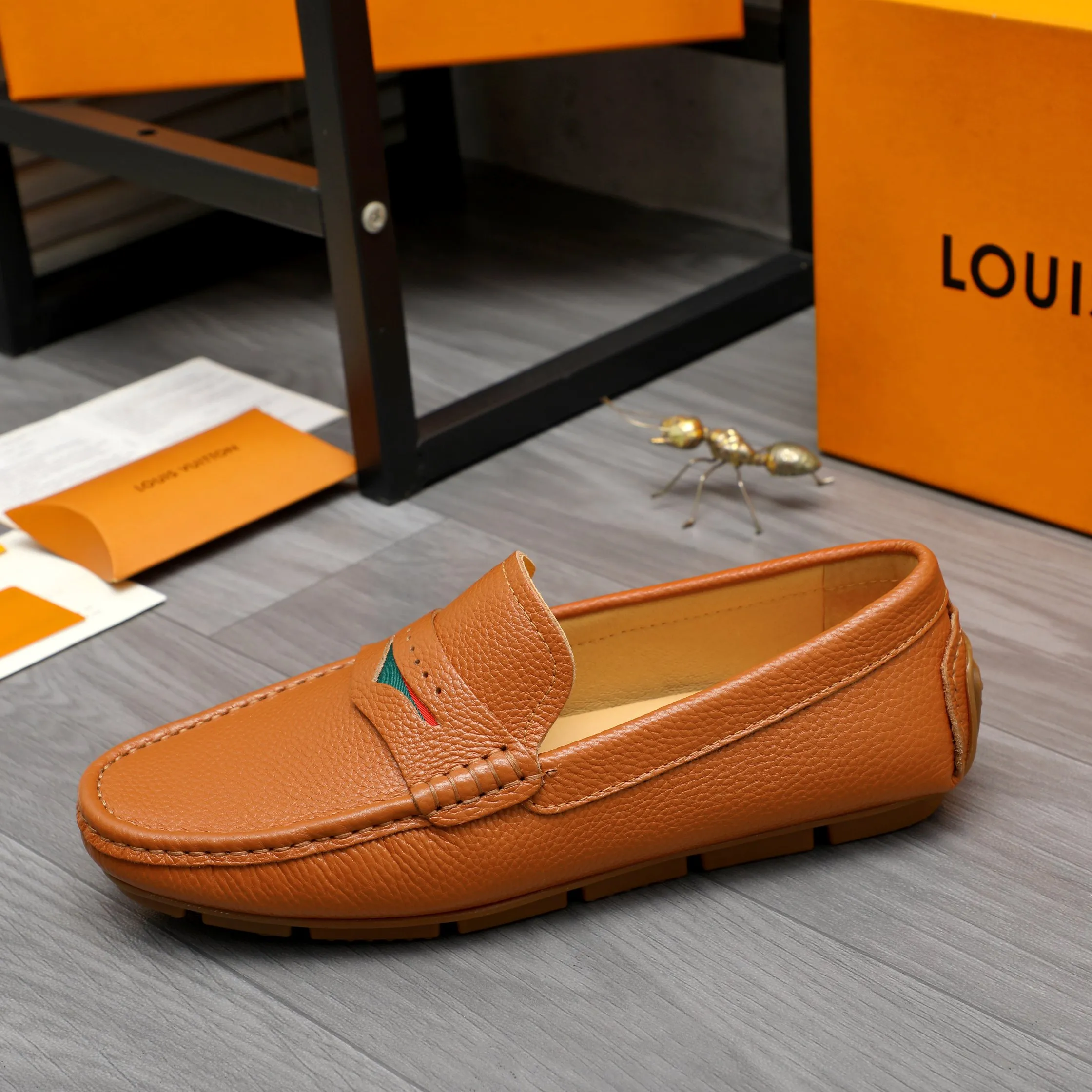 Men's shoes 💰360 Product trademark: LV "Louis Vuitton" casual slip-on men's shoes Regular size: 38-45 Product material: Selected pebbled cowhide upper, pigskin lining, rubber outsole
